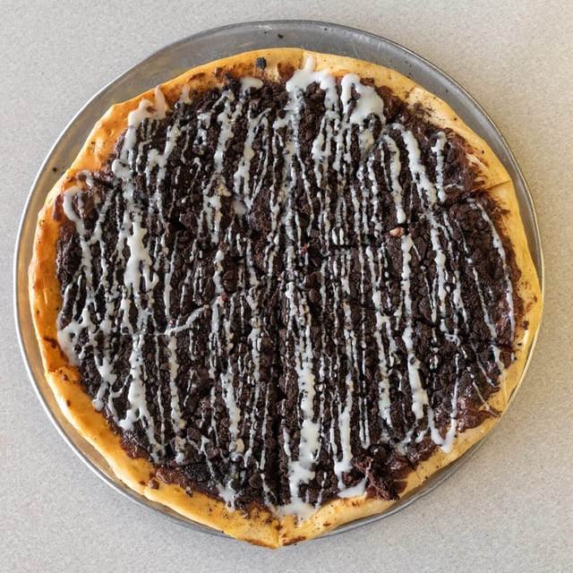 Oreo Cookie Pizza with Brownie.